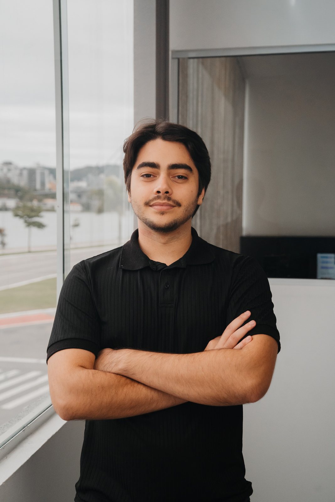 Julio Lossavaro de braços cruzados, sorrindo